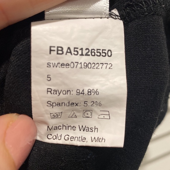 Keyhole Black and White Top - Picture 3 of 4